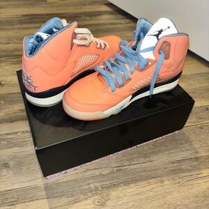 NEW!! Jordan X DJ Khalid collab sneaker volume 5! Never worn& extra laces incud.